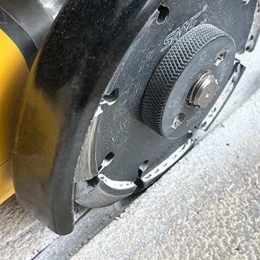 Lama SANG a V per incisioni su crepe: taglia più velocemente e lavora in modo più intelligente.